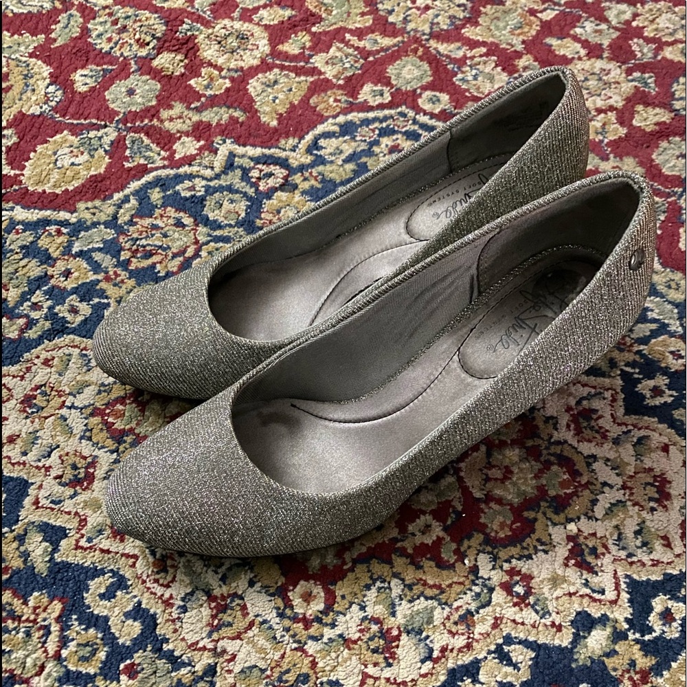 Life Stride Silver Glittery Sparkle Pumps Dress Shoes size 8.5 Women